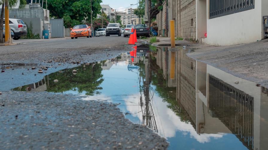 Reclaman corrección de fuga en calle Erick Leonard Ekman