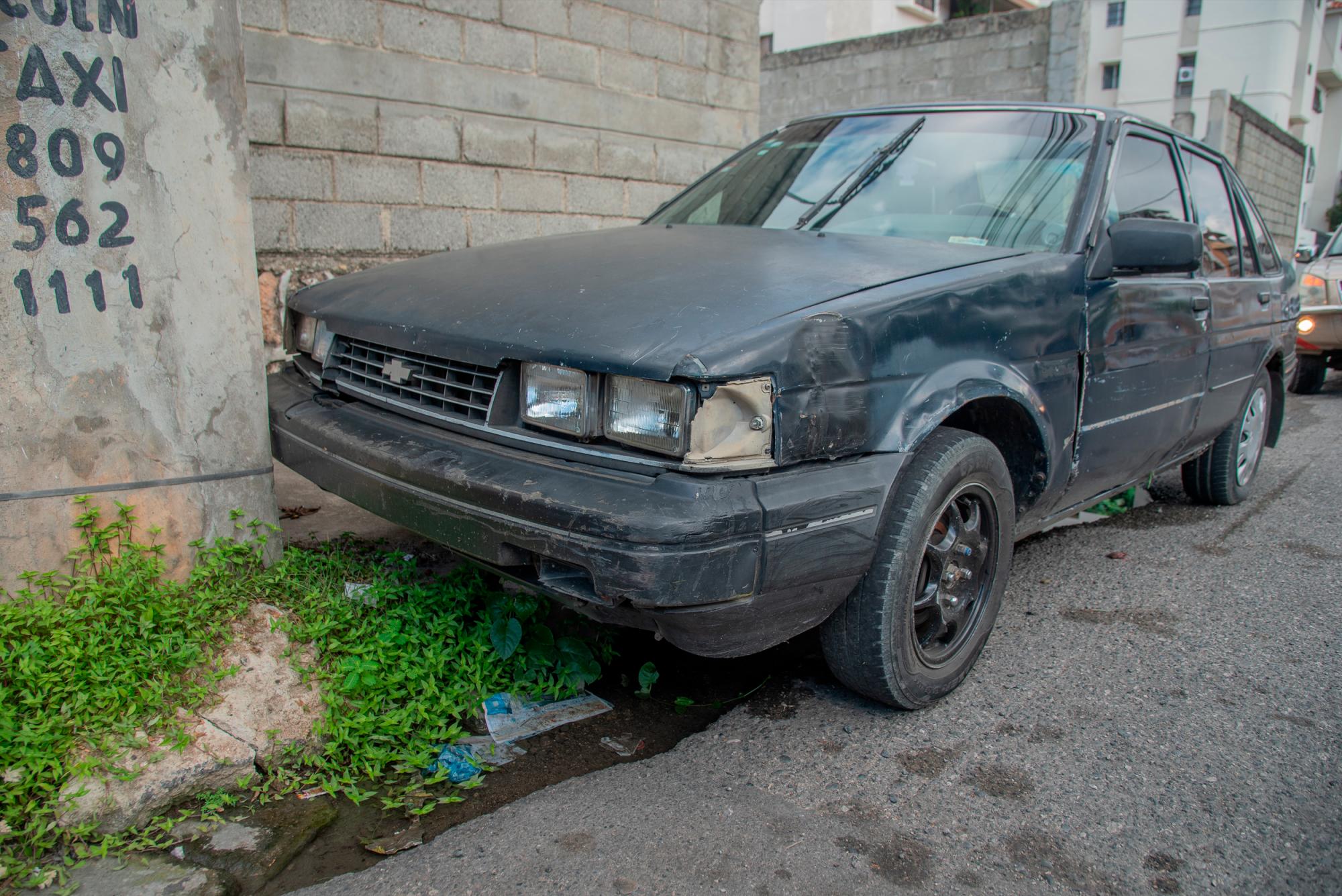 Debajo de este carro y al lado del poste del tendido está la fuga.