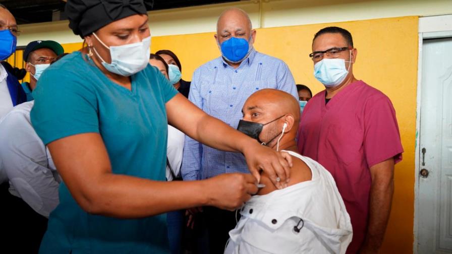 Ministro de Educación participa en operativo de vacunación en SDE, Guerra y Boca Chica