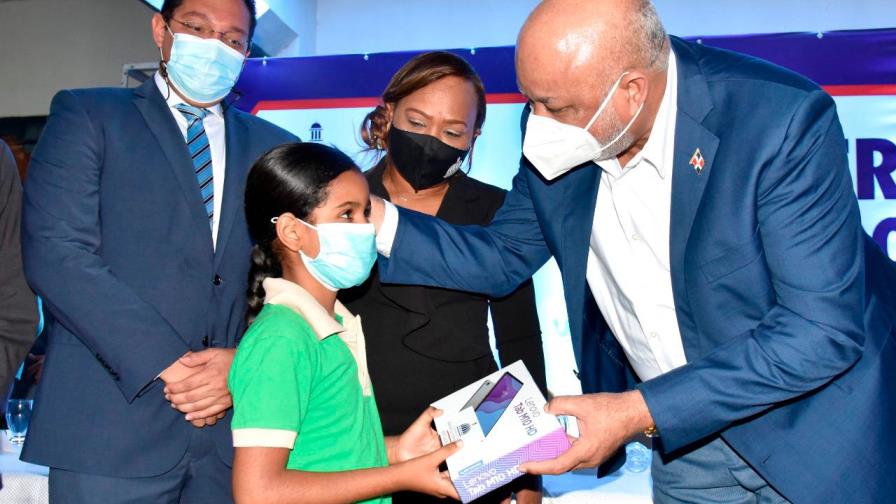 Educación entrega 55 mil equipos tecnológicos a estudiantes de San Pedro de Macorís 