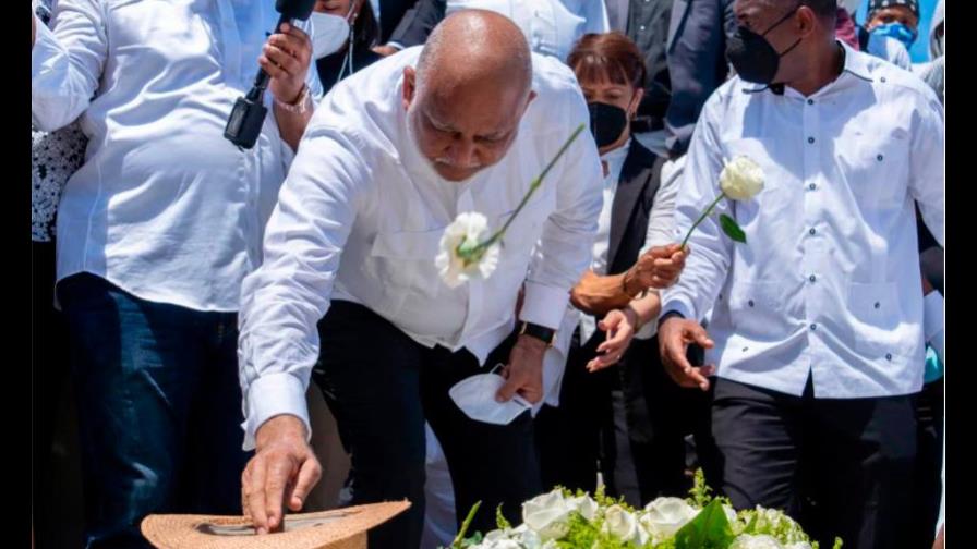 Sepultan restos del padre del ministro de Educación