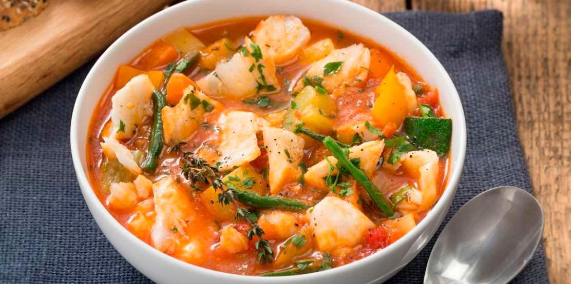 Esta sopa de tomate con bacalao es perfecta para los días de lluvia