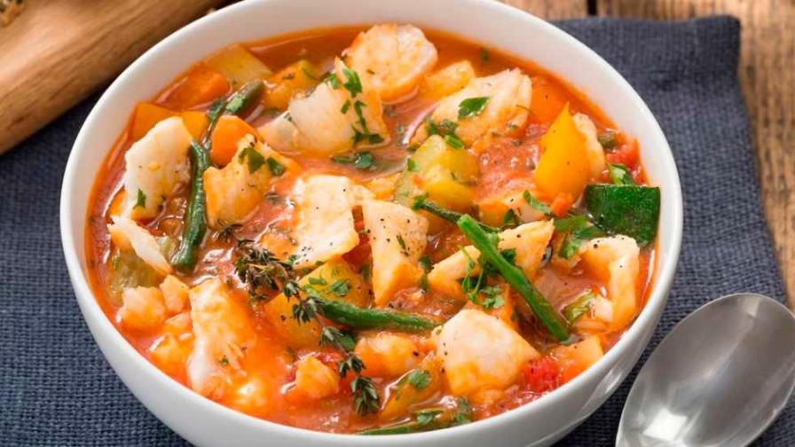 Esta sopa de tomate con bacalao es perfecta para los días de lluvia