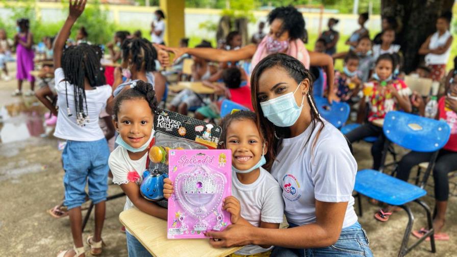 Fundación entrega alimentos e insumos contra el COVID-19 a decenas de niños