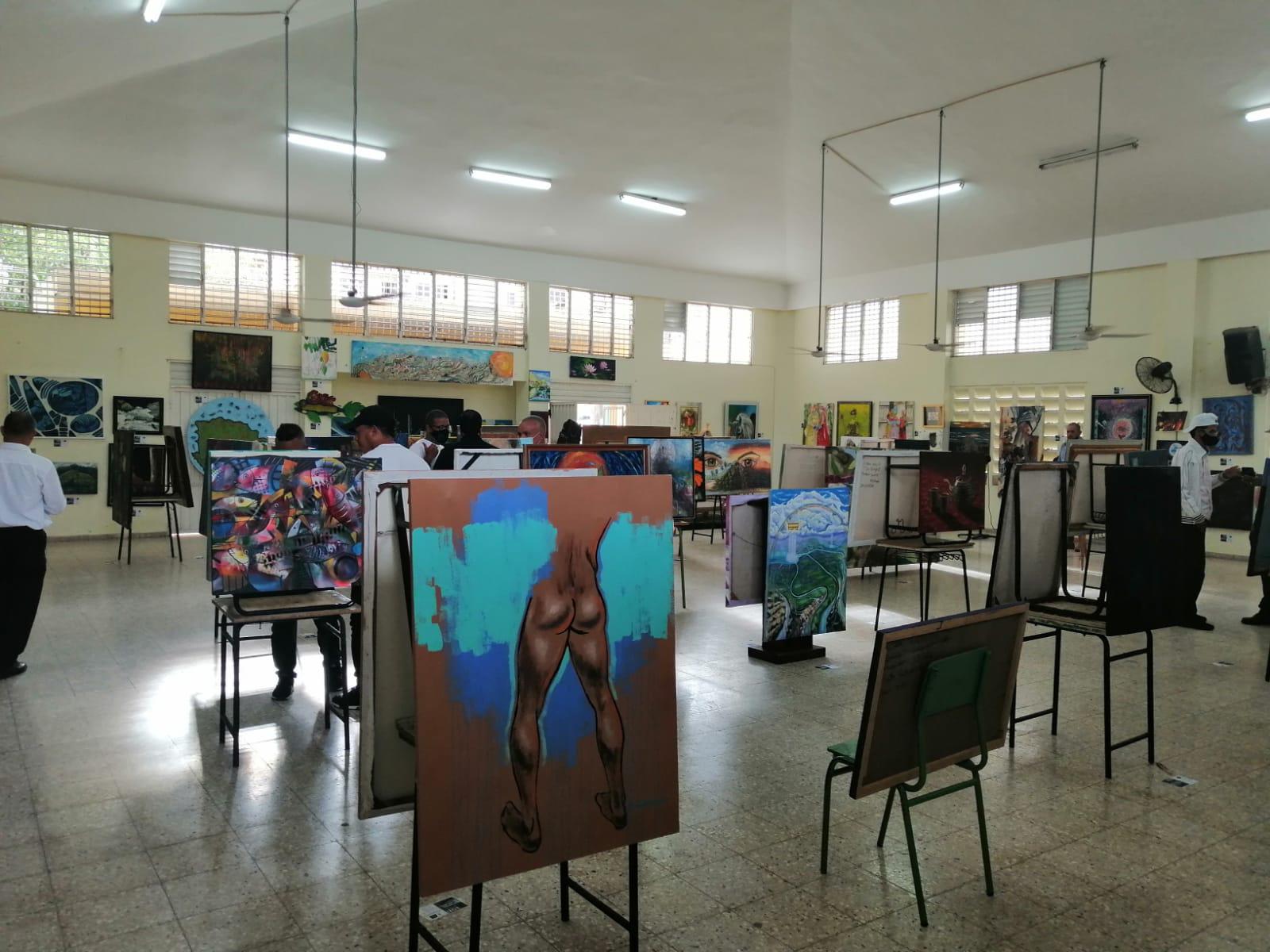 Se han llevado a cabo exposiciones de obras de artes que elevan y enriquecen el amor por la pintura. Fuente externa