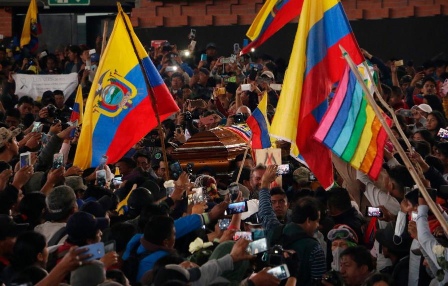 Un multitudinario velorio despide a indígena fallecido en protesta en Ecuador