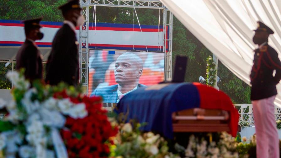 Protestas en el exterior del funeral de Jovenel Moïse deslucen su despedida