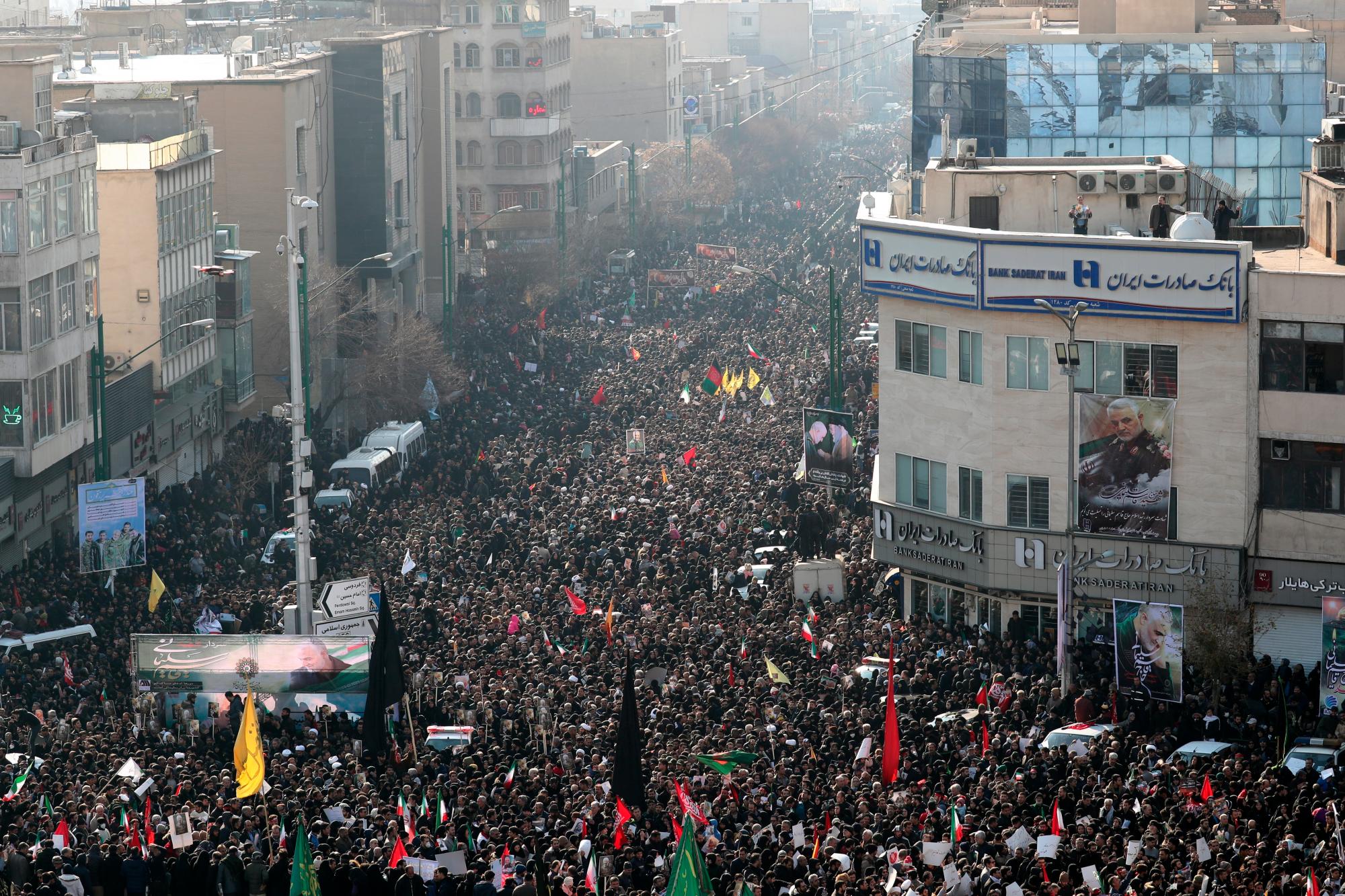 Entre llantos y gestos de dolor y rabia, cientos de miles de iraníes abarrotaron este lunes las calles del centro de Teherán para despedir a su comandante Qasem Soleimaní.