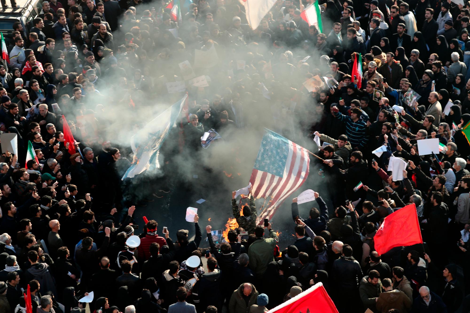 Iraníes queman las banderas de Israel y de Estados Unidos durante el funeral del comandante Qasem Soleimaní