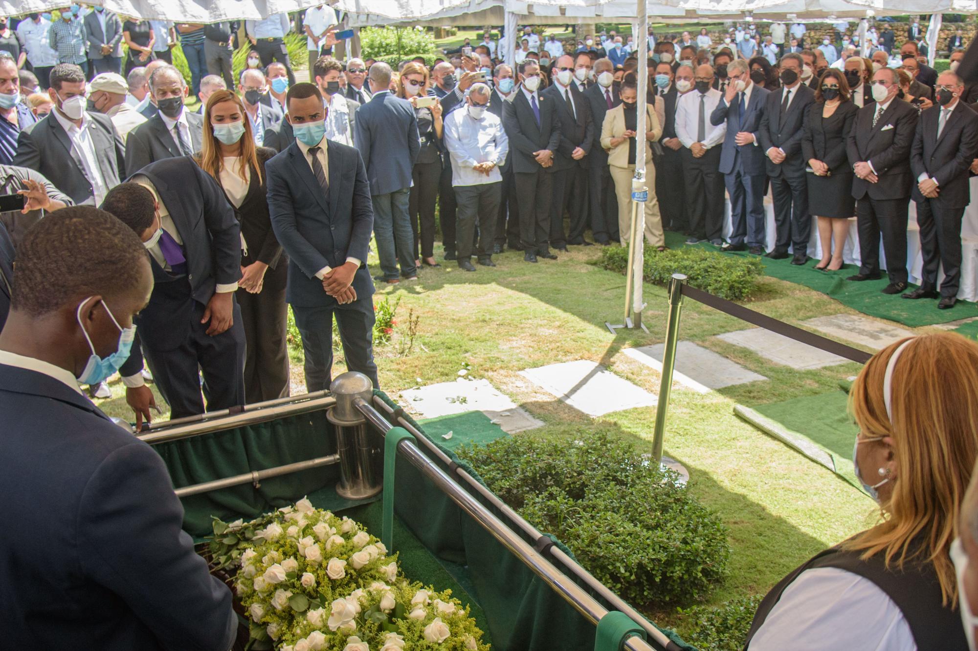 Familiares, figuras del mundo político y empresarial se dieron cita en el último adiós de Reinaldo Pared Pérez. Foto: Pedro Bazil