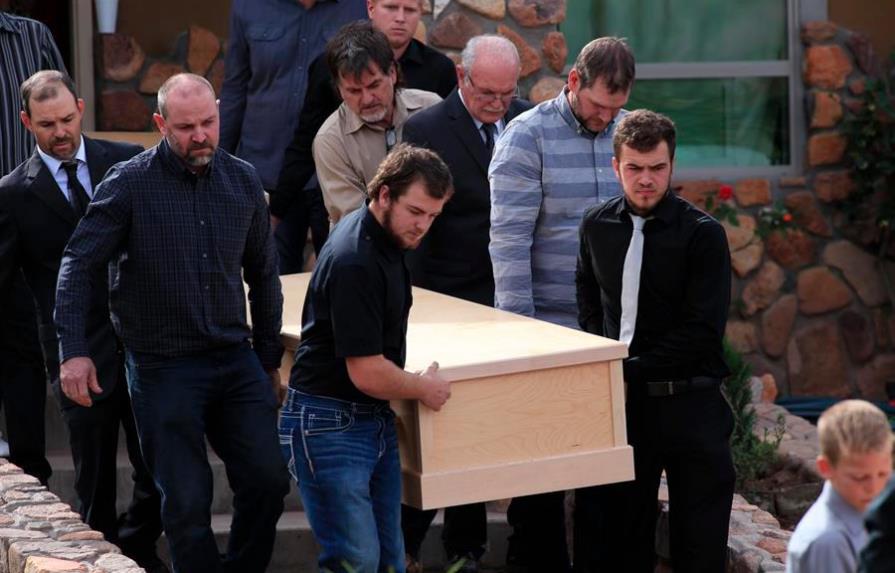 Mormones lloran en funeral a sus familiares asesinados por narcos en México