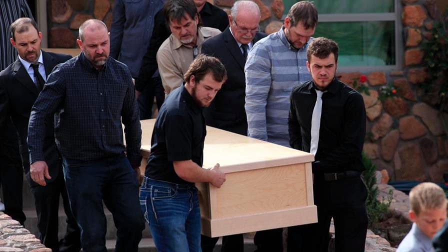 Mormones lloran en funeral a sus familiares asesinados por narcos en México