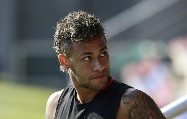 Padre de Neymar niega todo contacto con el Barça para regreso