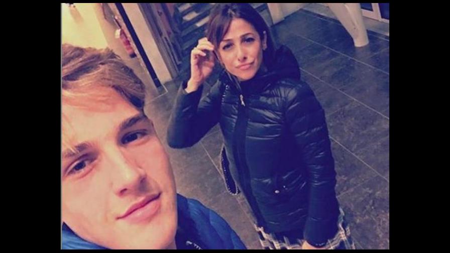 Jugador de fútbol se molesta por fotos que sube su madre a Instagram 