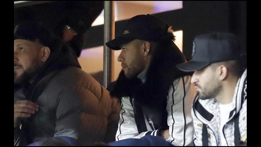 Neymar regresa a Brasil para continuar rehabilitación