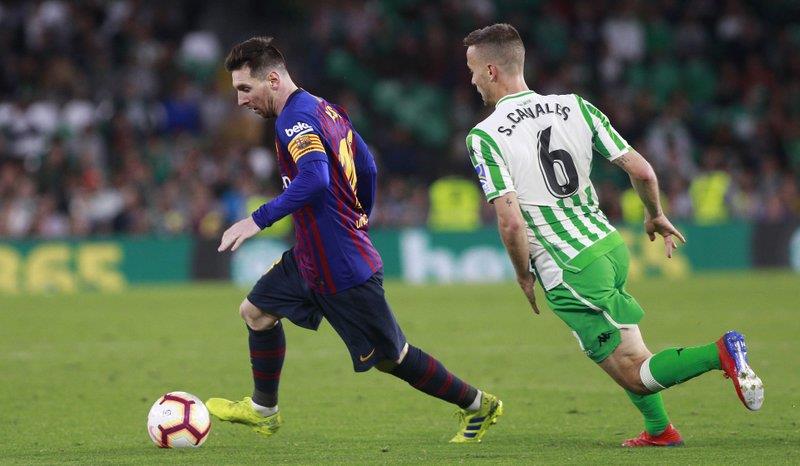 Lionel Messi brilla con triplete en victoria del Barsa 