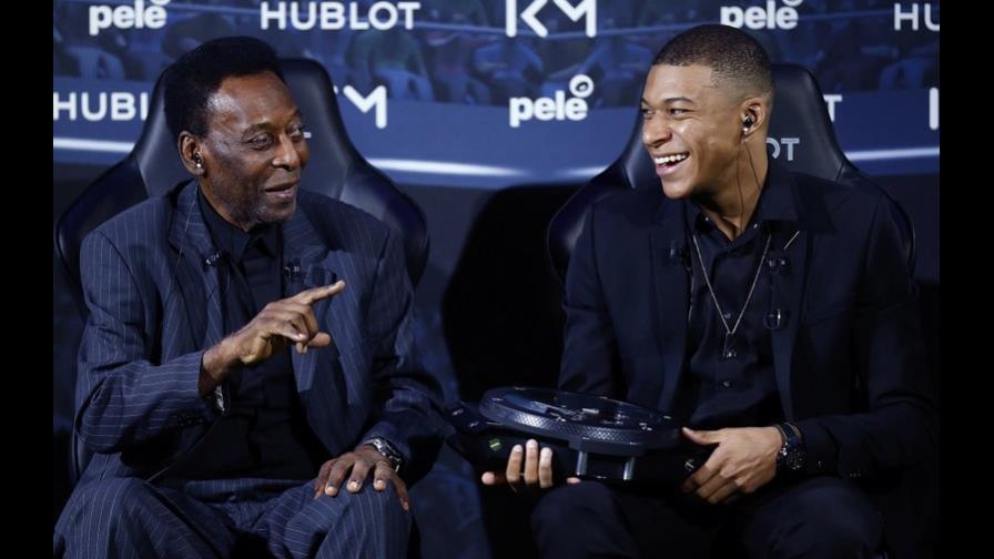  Pelé se reúne con Kylian  Mbappé en París