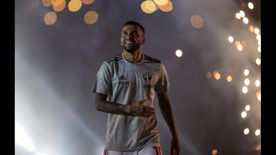 Dani Alves llega a Sao Paulo con la mira en el Mundial 2022