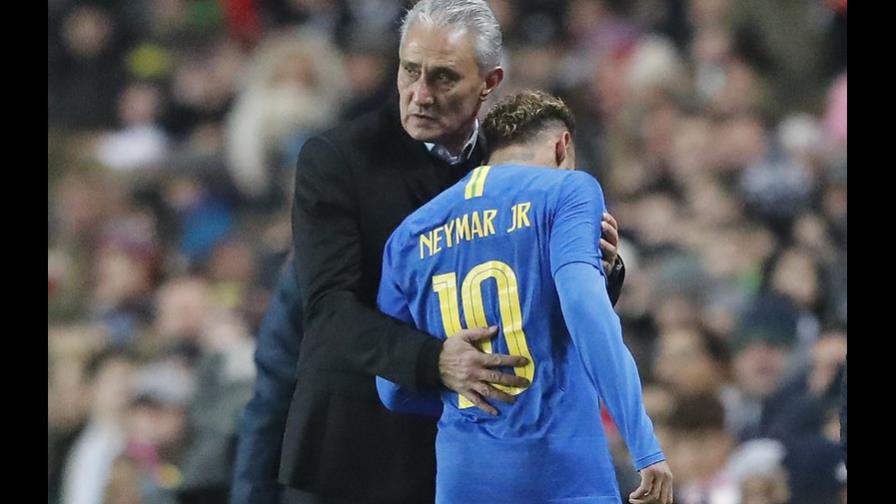 Neymar sale lesionado en partido amistoso de Brasil