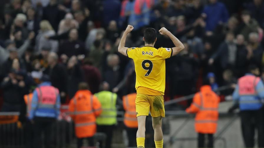 Tottenham tropieza en contienda por el título de la Premier Tottenham tropieza en contienda por el título de la Premier