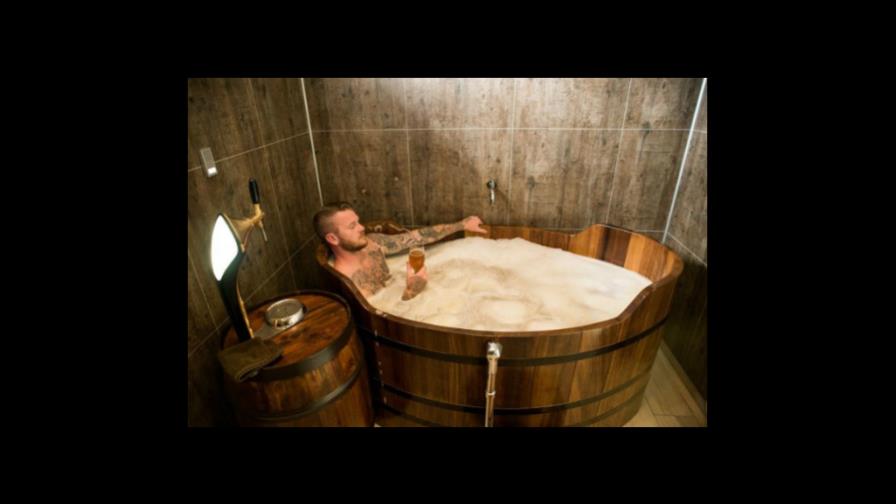  Futbolista conserva su cuerpo bañándose en cerveza