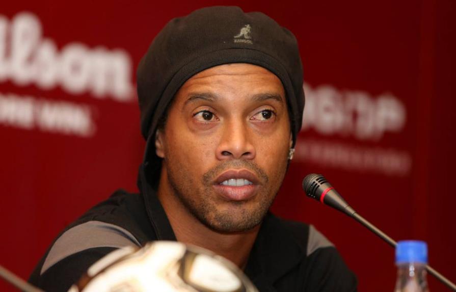 Rechazan recurso de Ronaldinho que continuará sin pasaporte por multa 