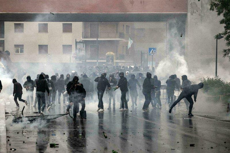 Fanáticos incendian auto policial antes de partido en Italia