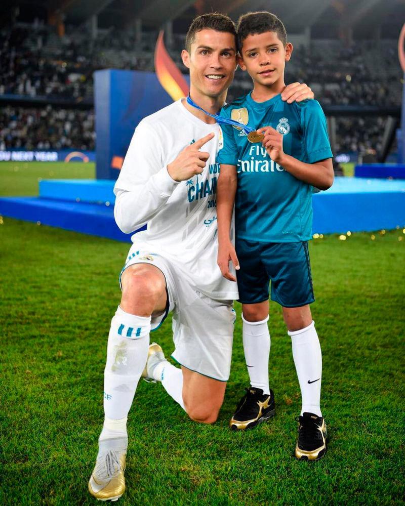 Mira la reacción del hijo de Cristiano Ronaldo al conocer donde vivía su padre cuando era adolescente 