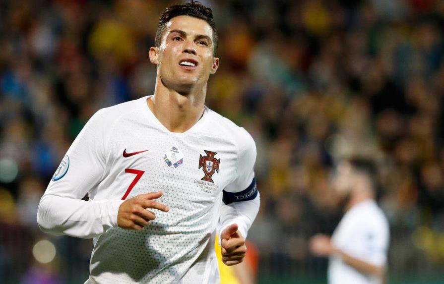 Con cuatro goles de Ronaldo, Portugal aplasta a Lituania en las eliminatorias de la Eurocopa
