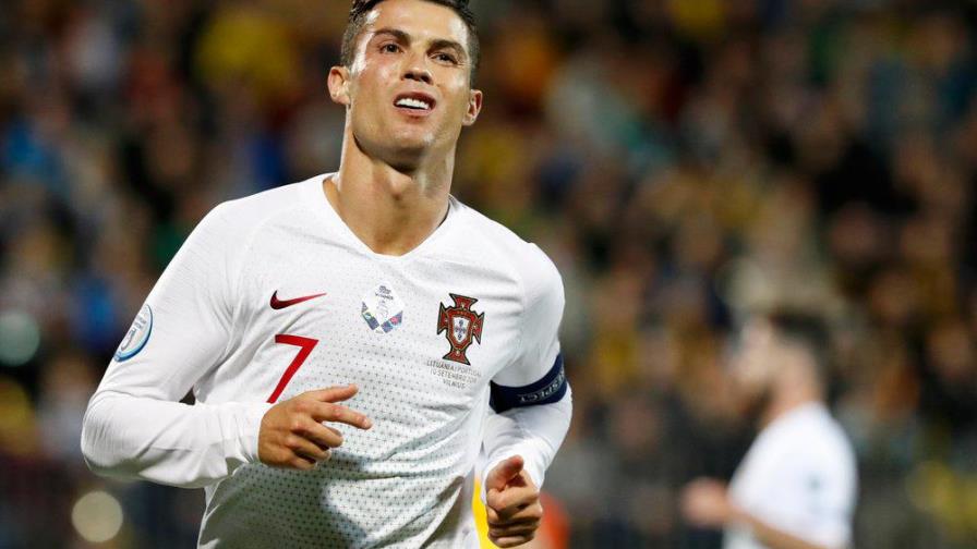 Con cuatro goles de Ronaldo, Portugal aplasta a Lituania en las eliminatorias de la Eurocopa