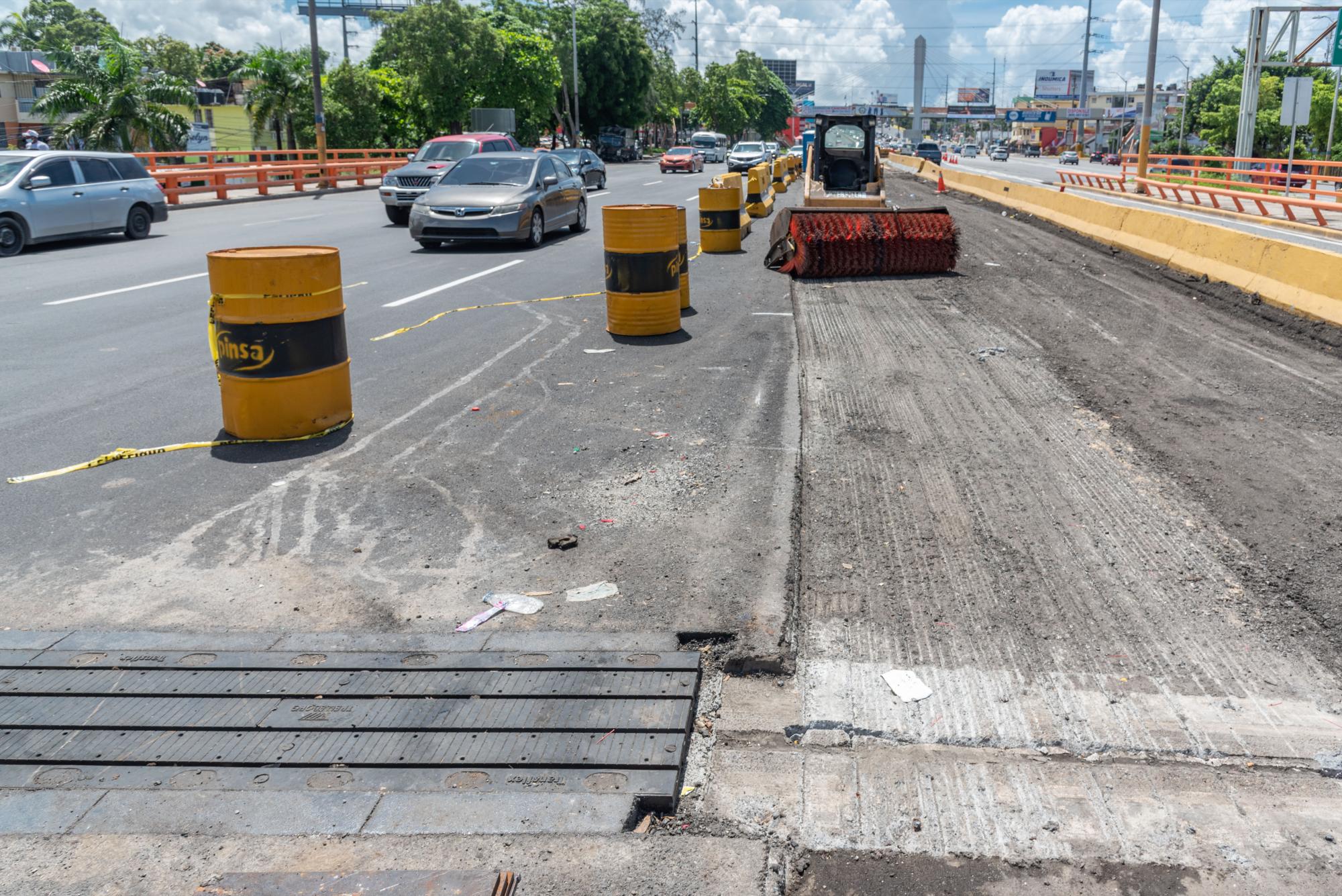 Los trabajos en el puente Juan Bosch siguen avanzando ante la mirada de los usuarios que circulan por esa importante arteria vial (Foto: Pedro Bazil)
