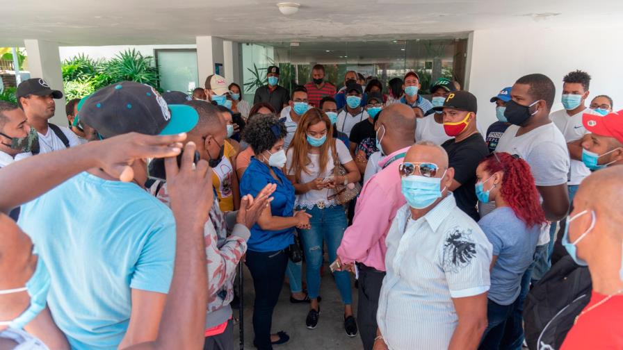Empleados de AAA, la ex contratista de la CAAAD, reclaman pago de quincenas atrasadas 