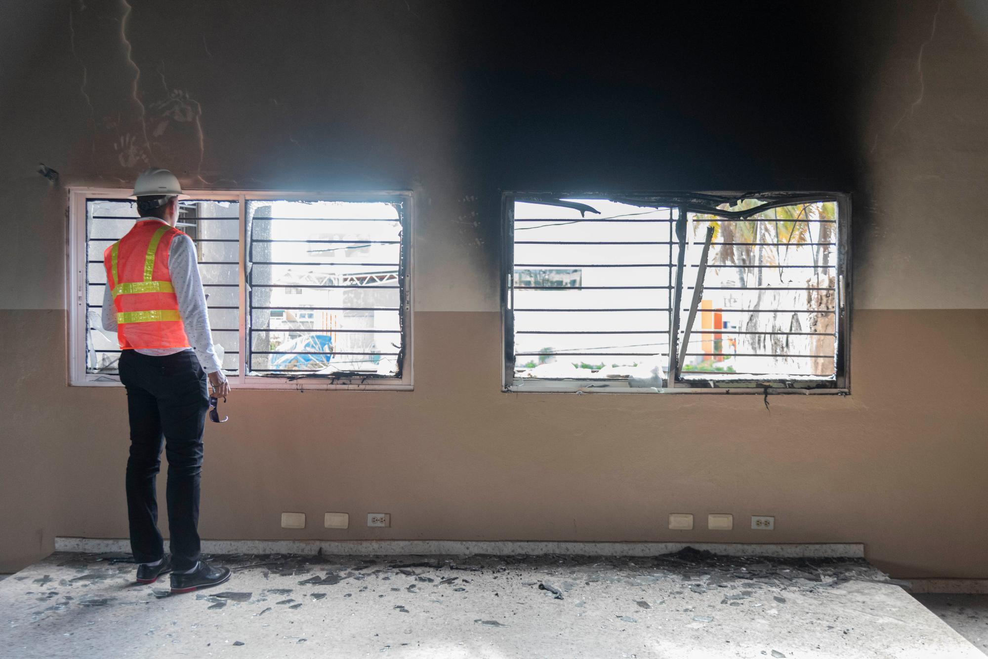 Un empleado de Edesur inspecciona parte de la parroquia afectada.