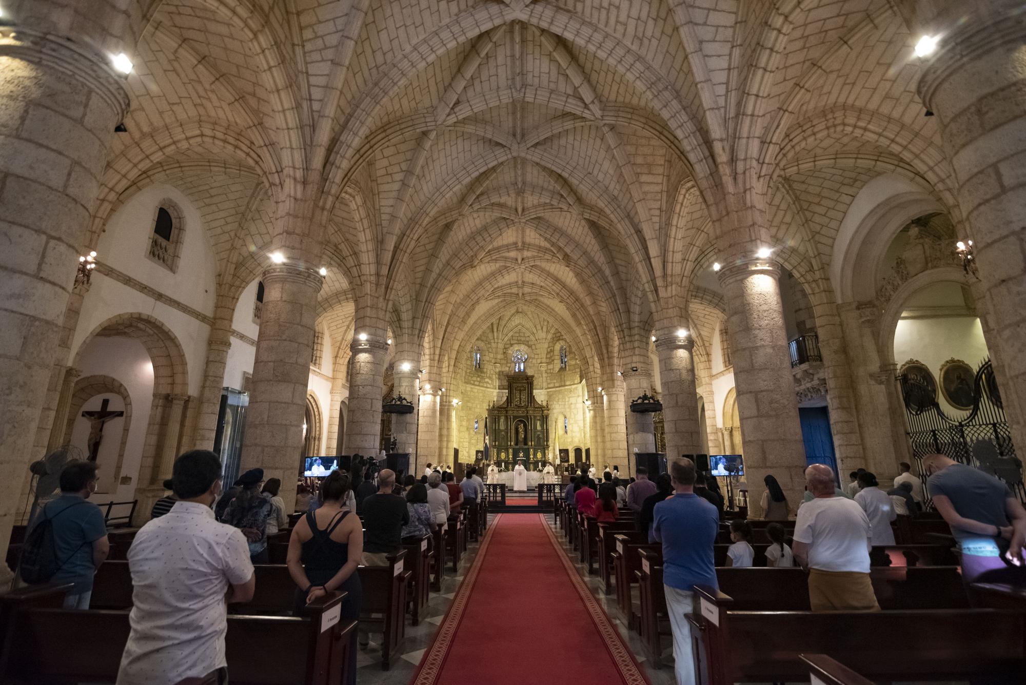 Un significativo grupo de fieles asistió a la misa en la Catedral Primada de America de Santo Domingo guardando las medidas de distanciamiento social (Foto: Félix León / Diario Libre)