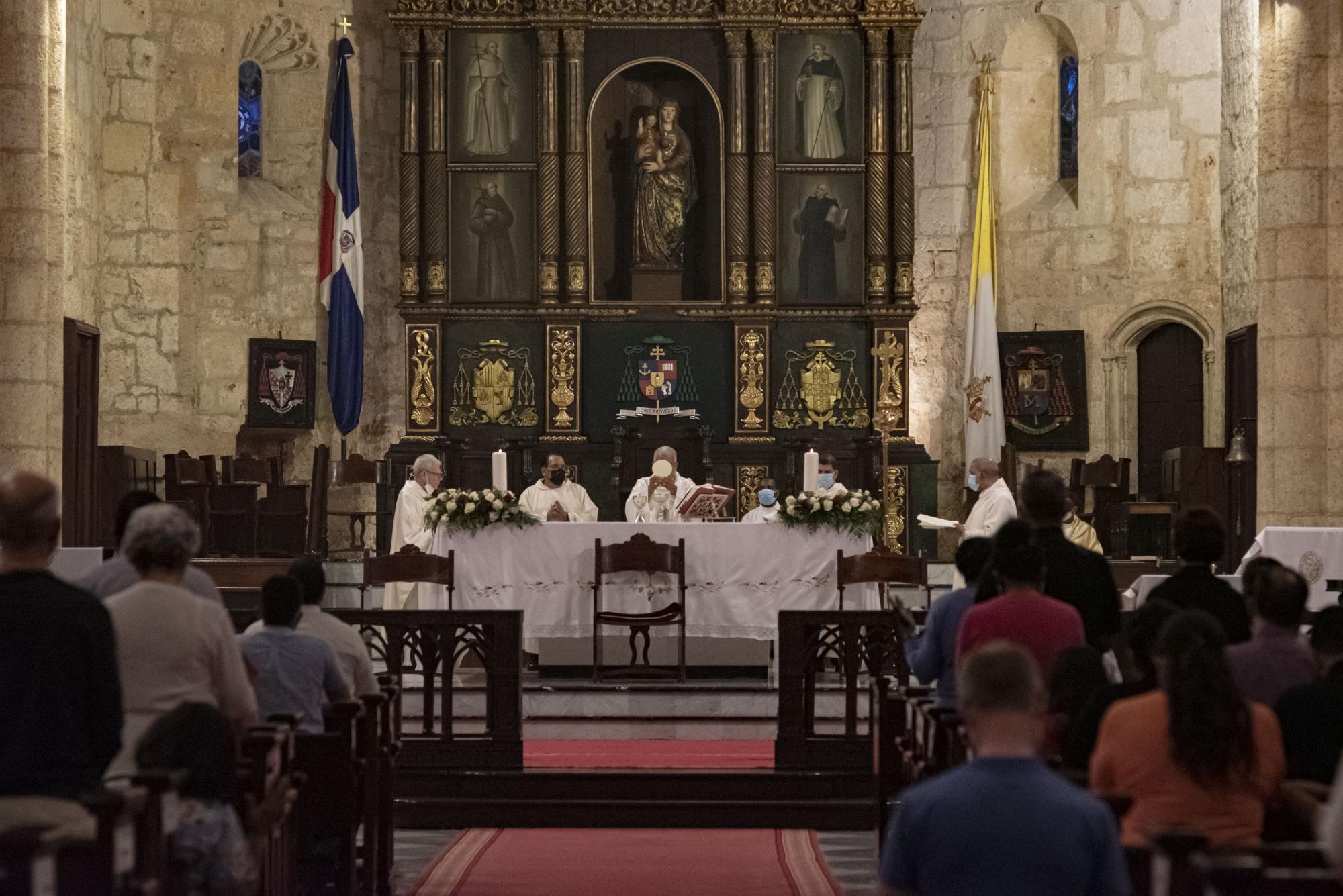 La comunión unió nuevamente a los feligreses que se dieron cita en la misa celebrada en la Catedral Primada de America de Santo Domingo (Foto: Félix León / Diario Libre)