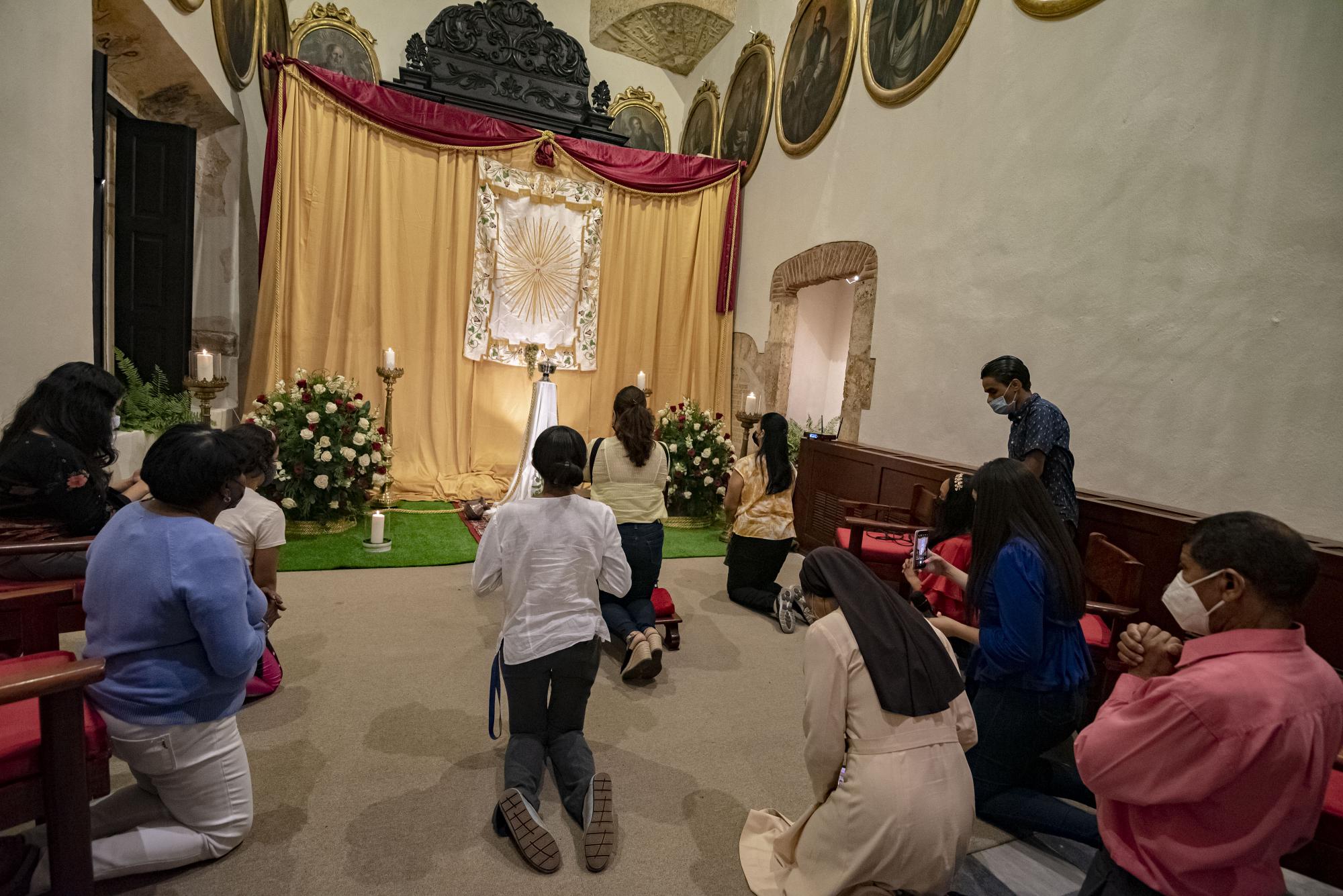 De rodillas y guardando el debido distanciamiento social, los creyentes de la fe católica oraron en la Iglesia Nuestra Señora de Las Mercedes (Foto: Félix León / Diario Libre)