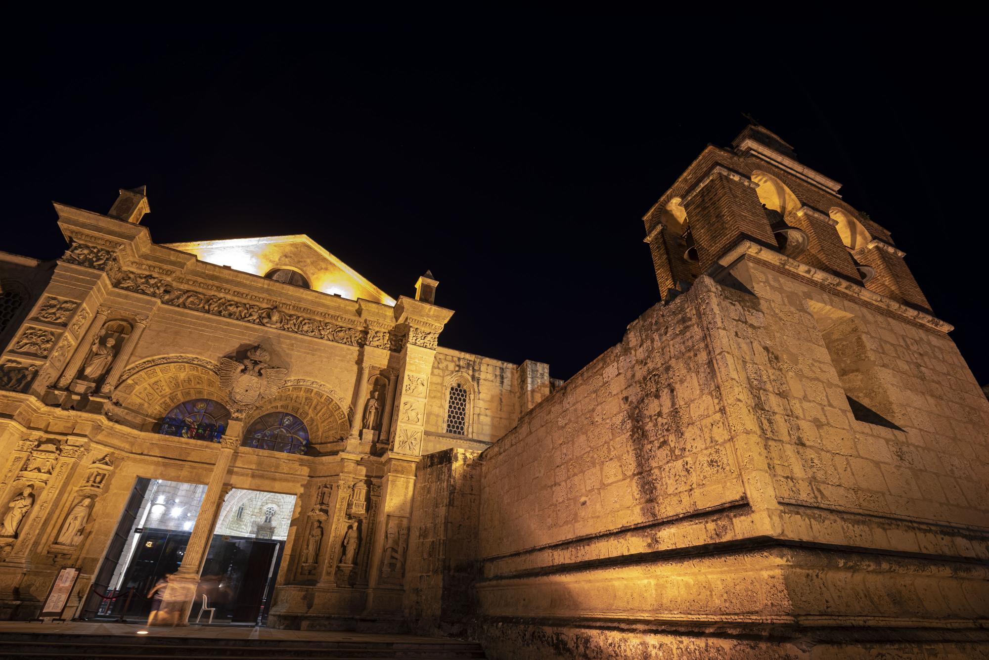 La Catedral Primada de America de Santo Domingo recibió a los feligreses para una misa la noche de Jueves Santo (Foto: Félix León / Diario Libre)