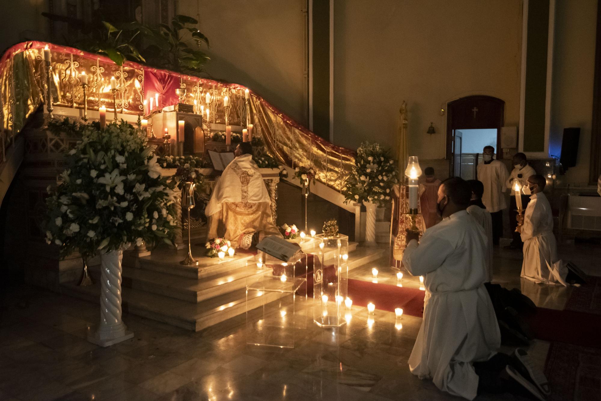 La luz tenue de las velas iluminó el recinto en el que se realizó la exposición del Santísimo Sacramento en la Iglesia Nuestra Señora de Las Mercedes (Foto: Félix León / Diario Libre)