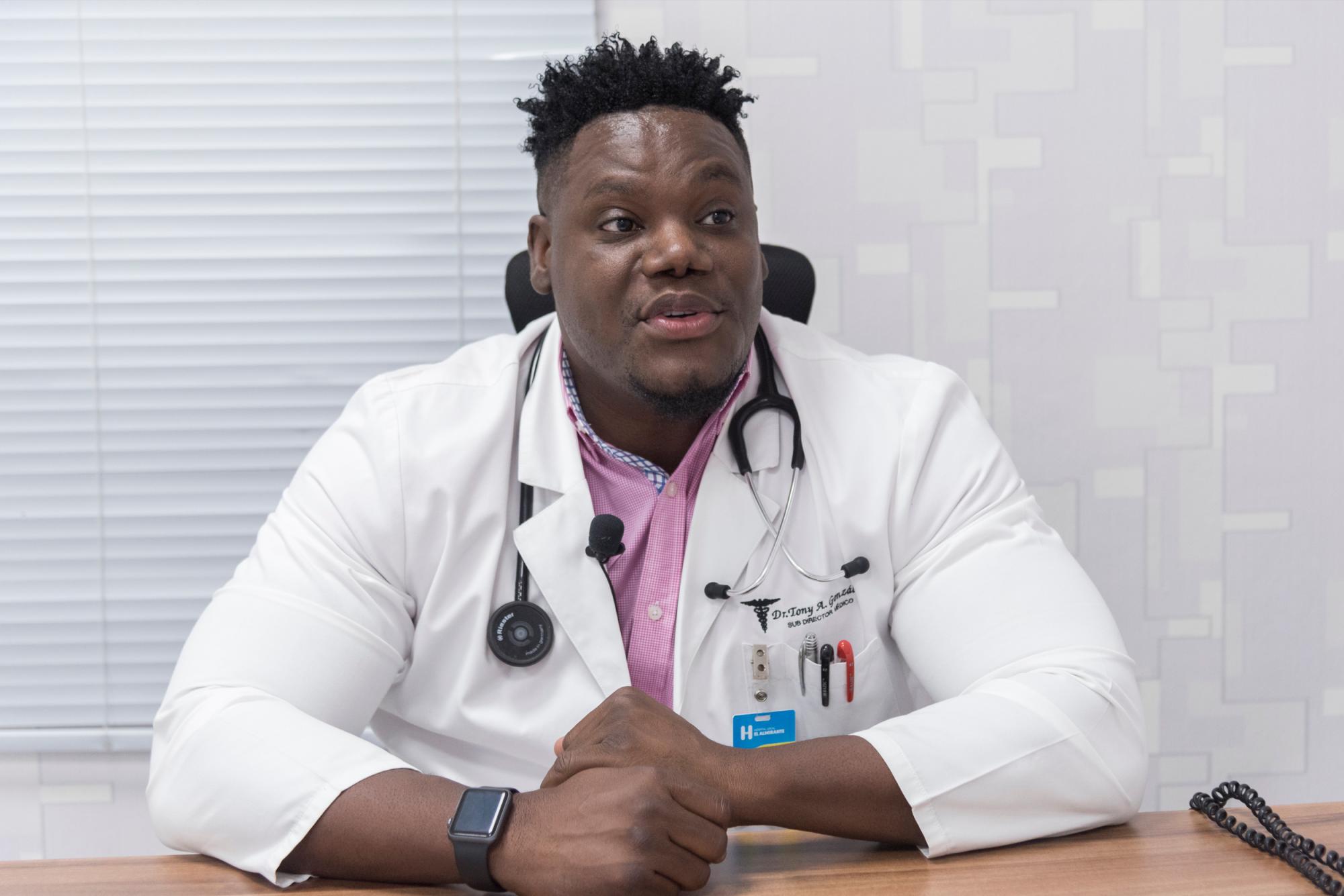 Doctor Tony Alberto González, subdirector médico del hospital El Almirante.  