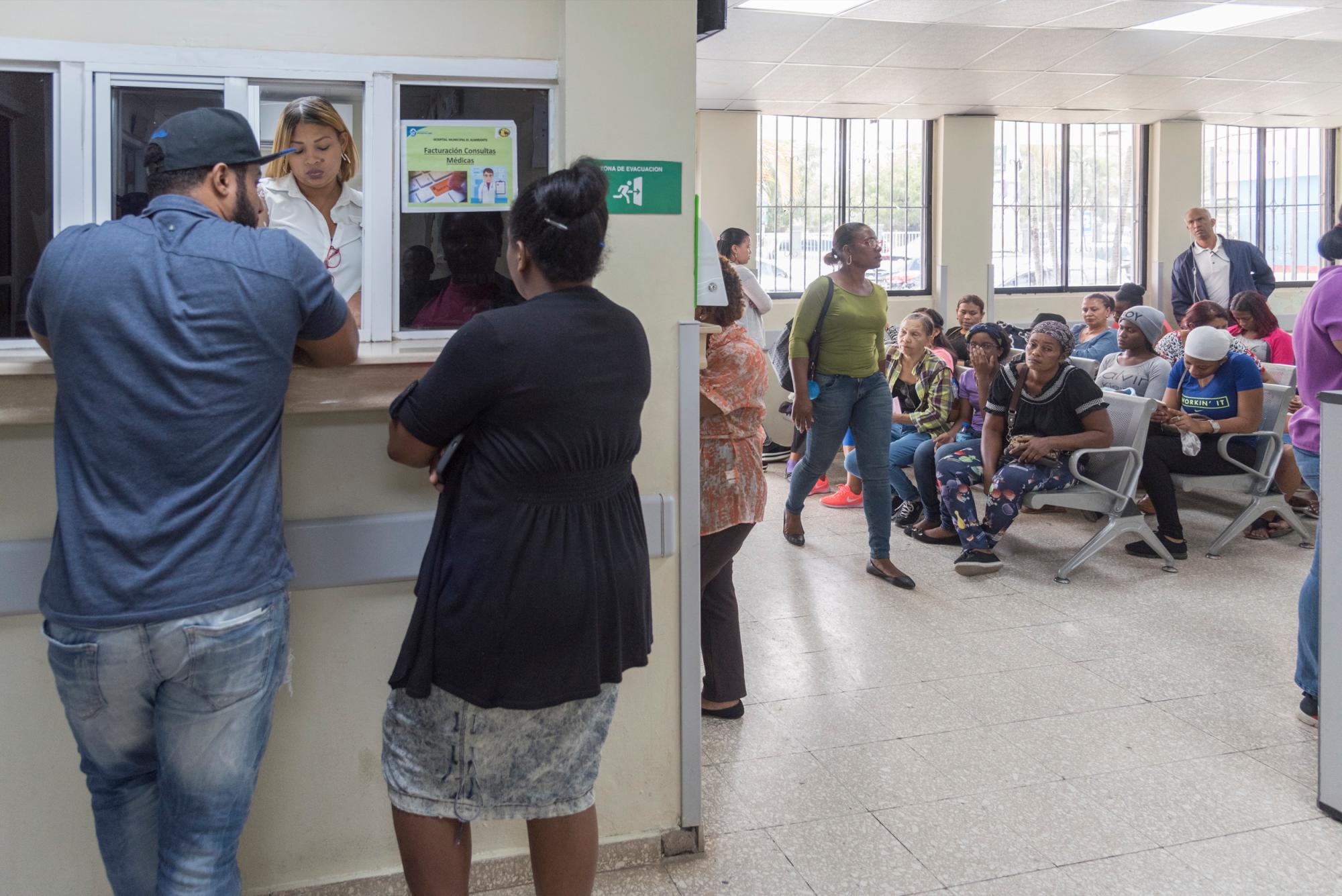 Cientos de pacientes acuden al hospital El Almirante en busca de mejoría de su salud.