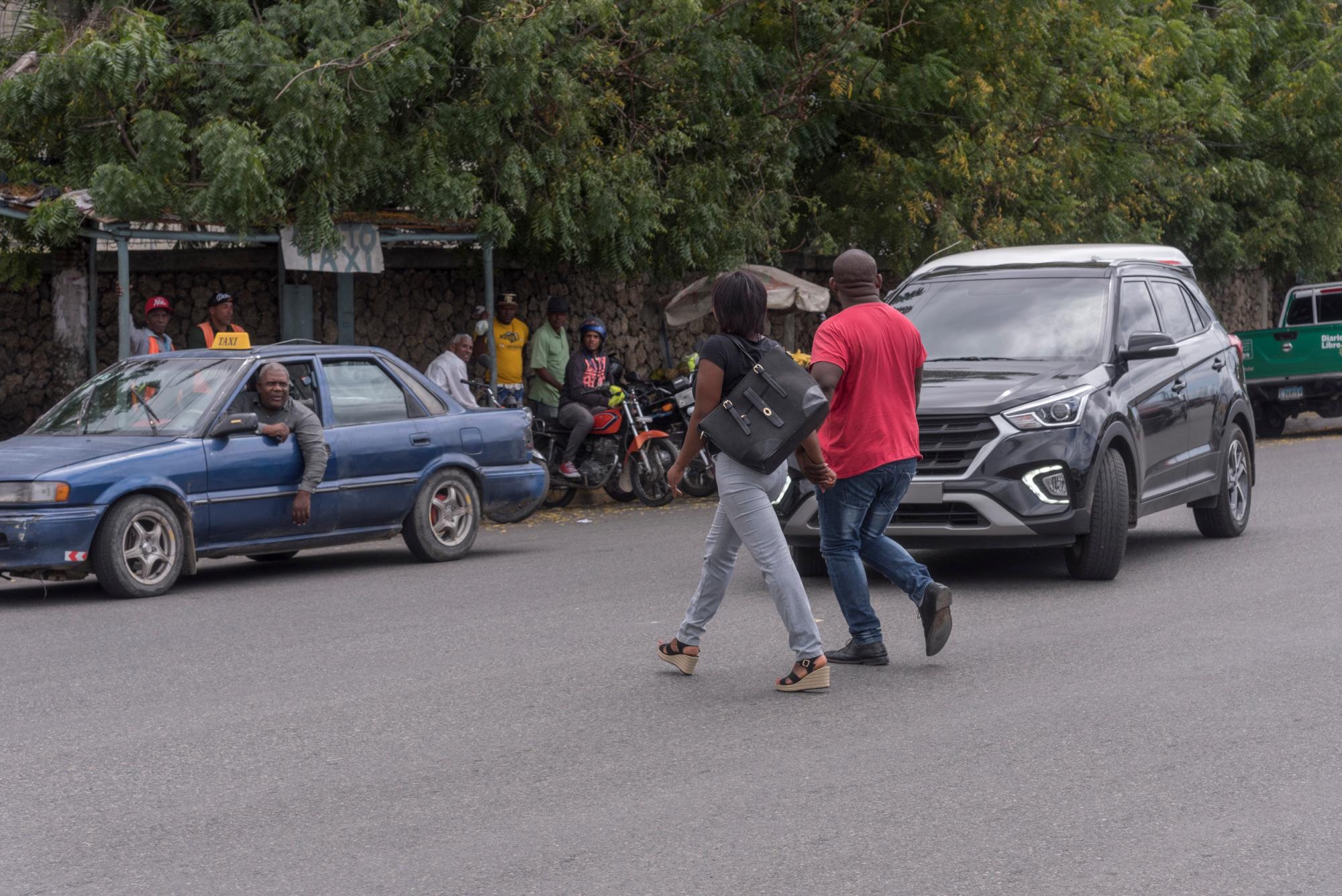 Algunos vehículos no se detienen para dejar pasar a la gente.