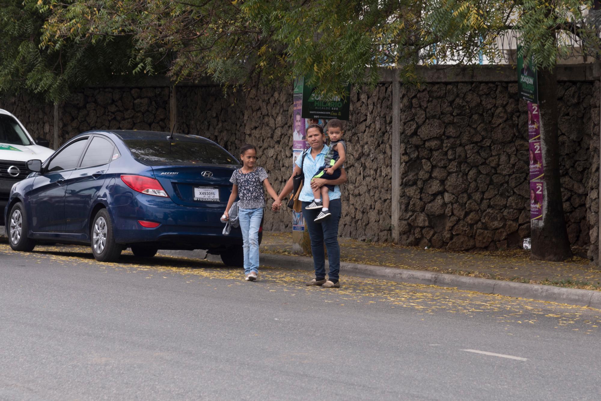 Adultos y niños se exponen al cruzar. 