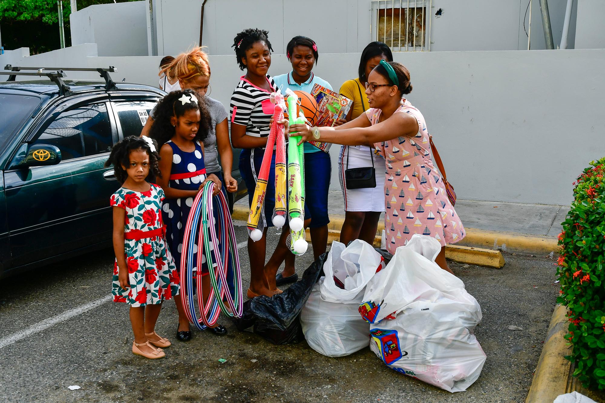 Andreina Soriano y Sorangie Checo acompañadas de amigas de la iglesia y de la universidad entregaron regalos a niños hospitalizados.