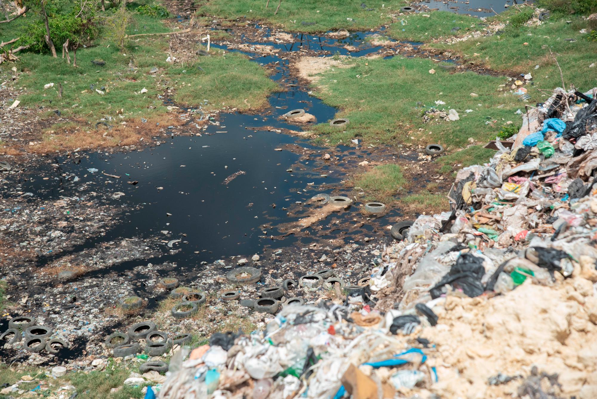 Parte de los lixiviados que filtran los residuos.