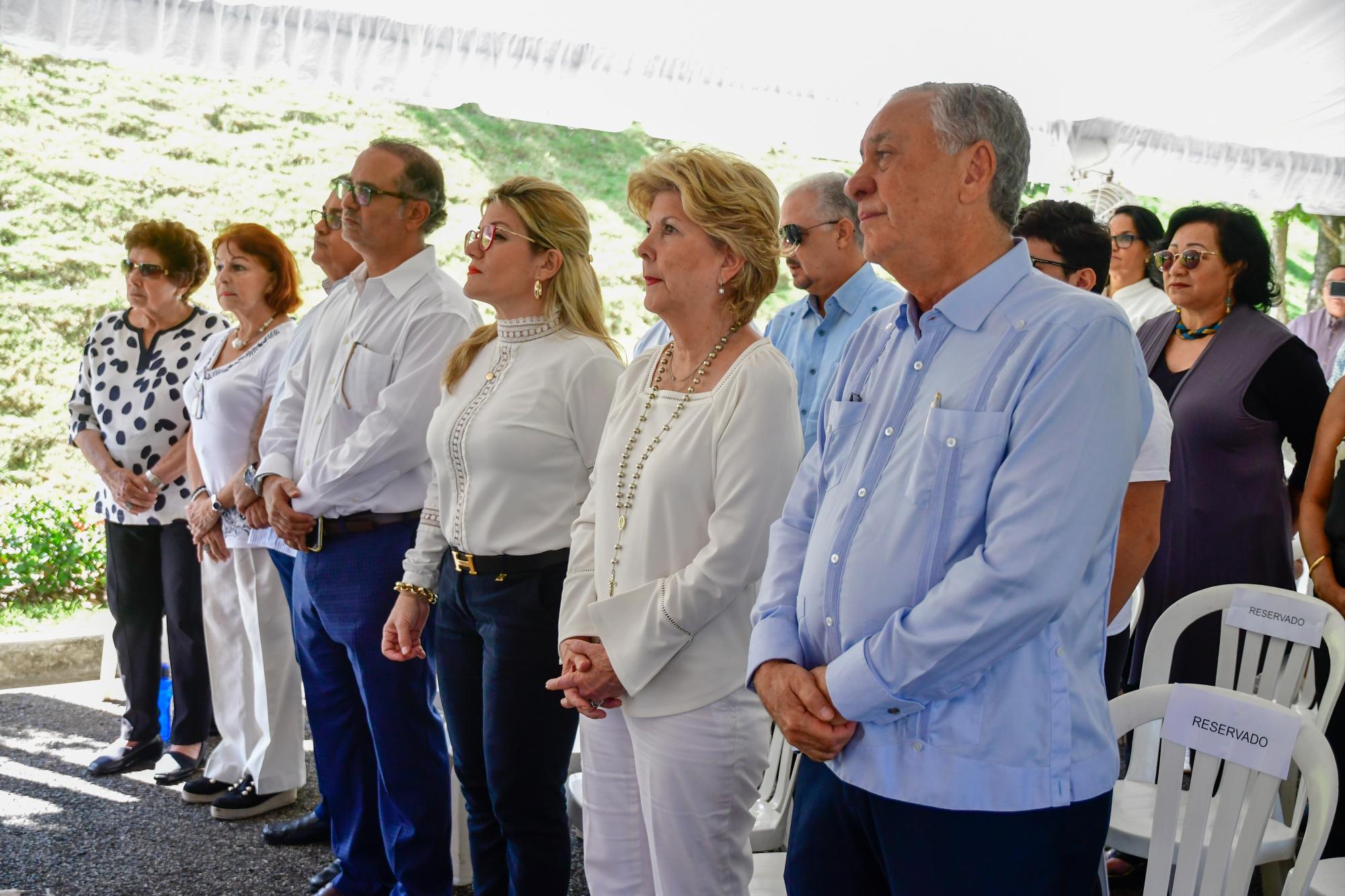 Directivos del Parque Cementerio Puerta de Cielo.