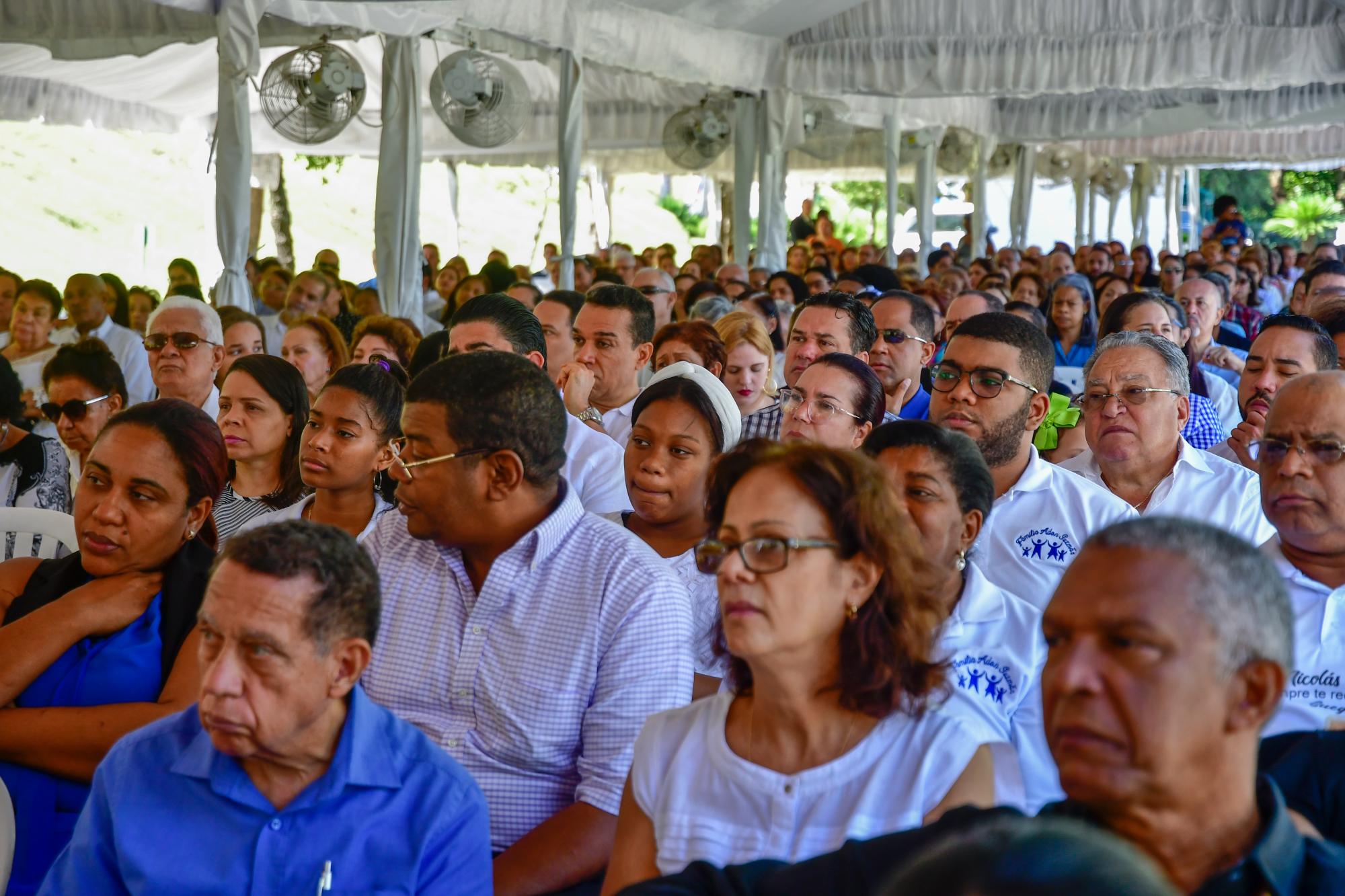Decenas de personas asistieron a la misa en conmemoración del Día de lo Fieles Difuntos ofrecida en el Parque Cementerio Puerta de Cielo.