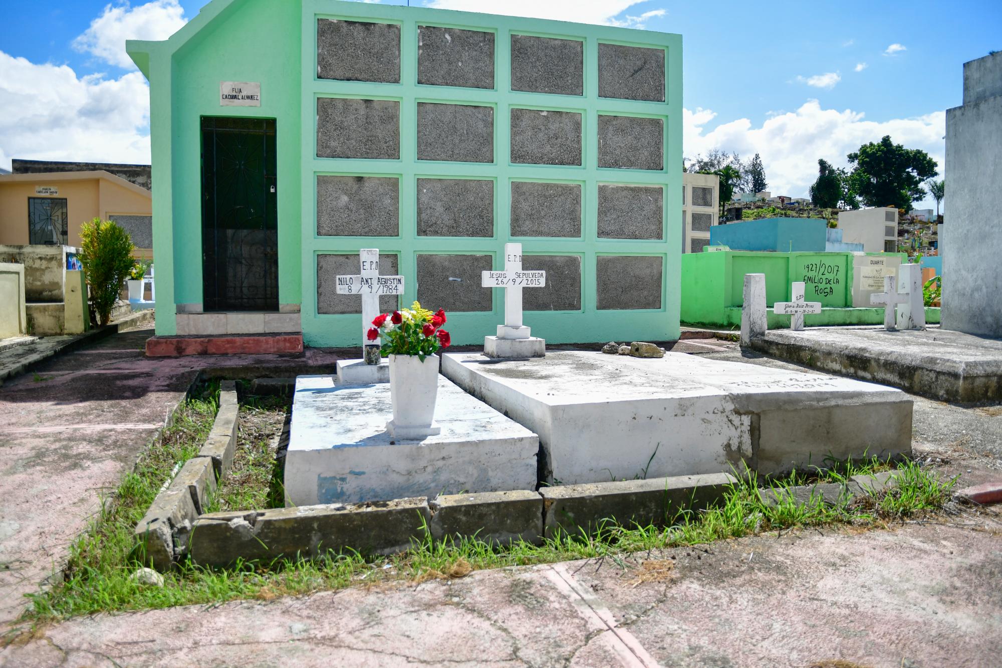 Algunas tumbas tenían flores frescas.