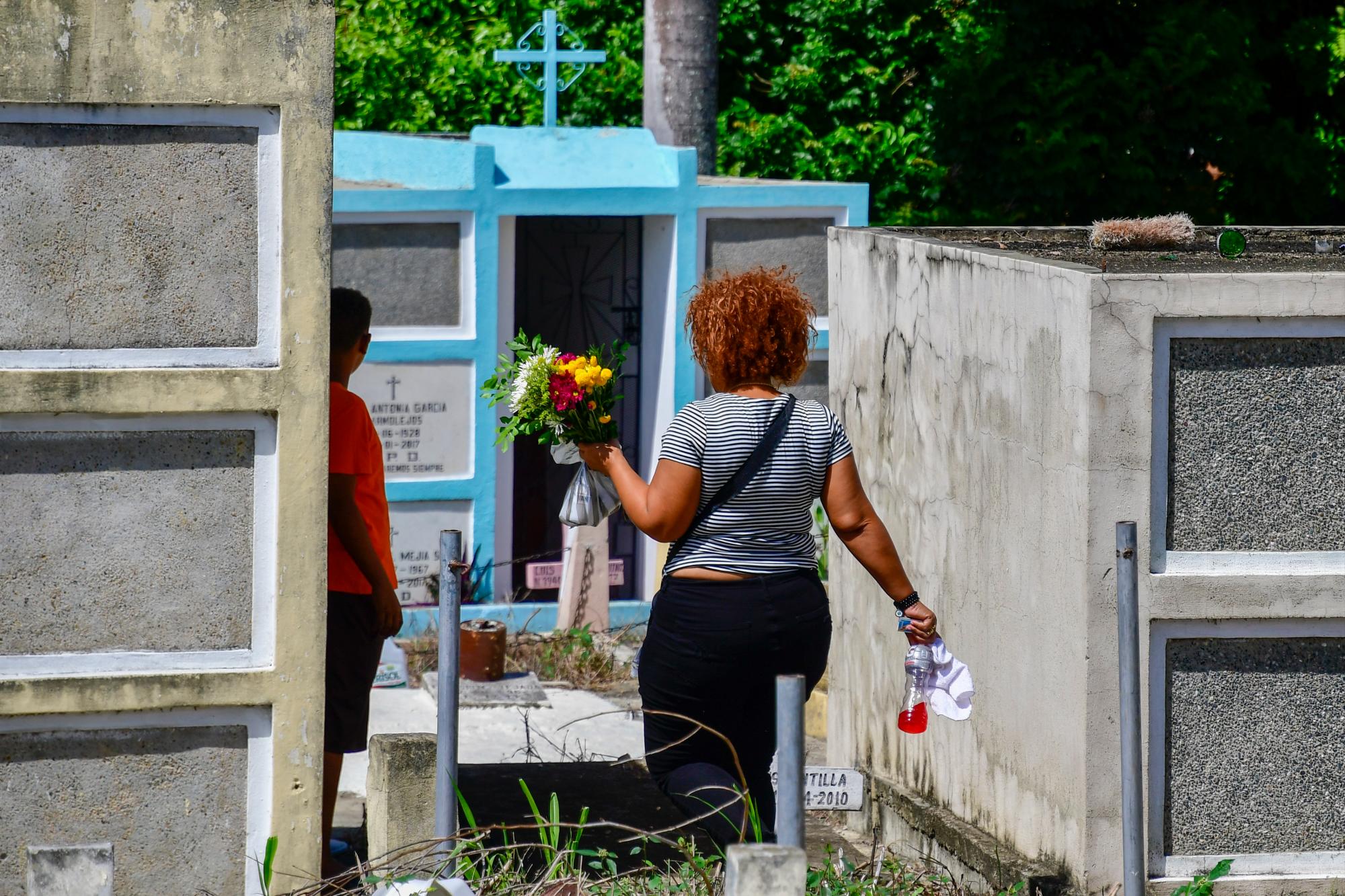 En las calles internas del cementerio se puedo apreciar a algunas personas. 