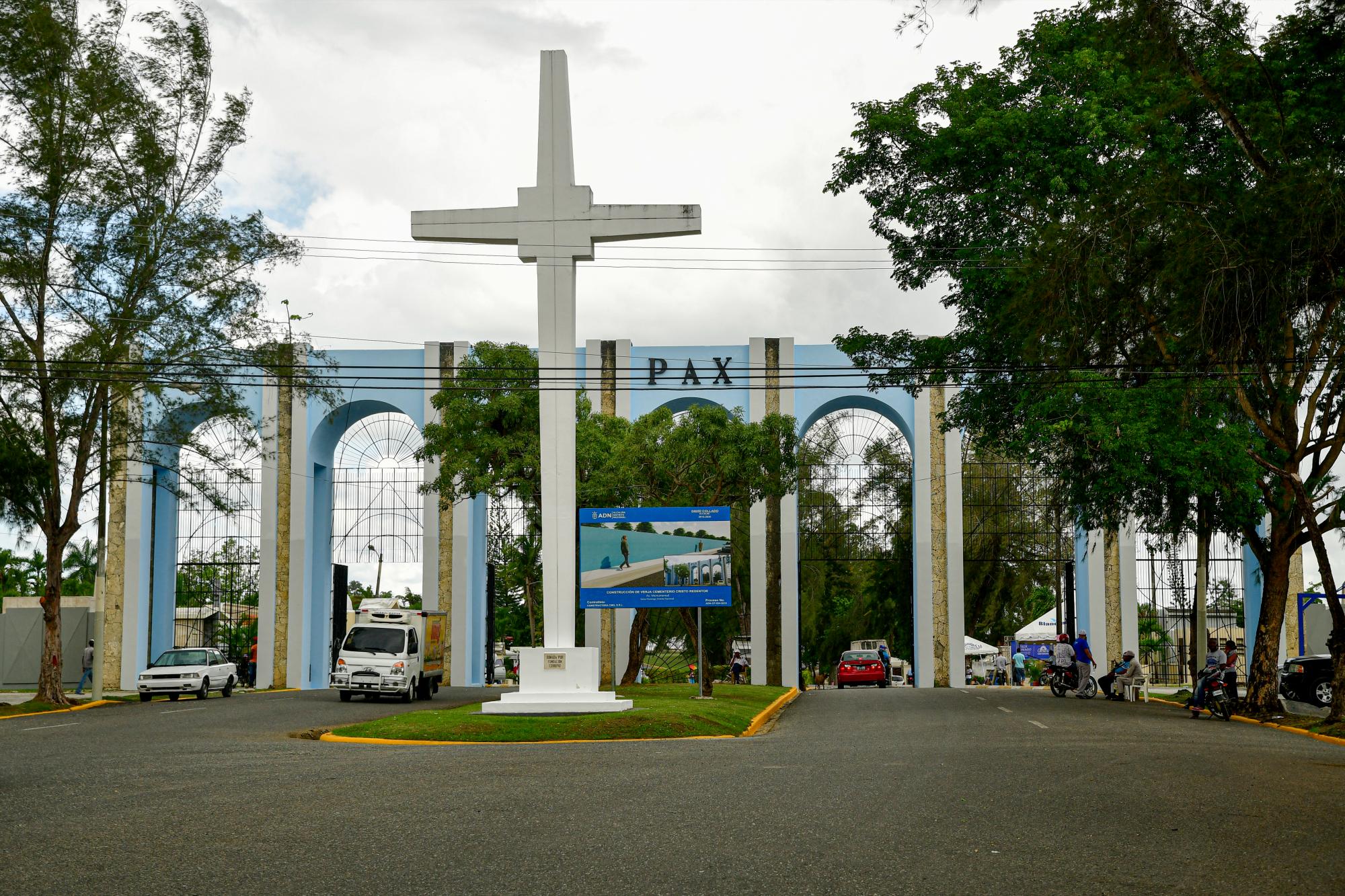 Puerta principal del cementerio Cristo Redentor, ubicado en la avenida Monumental. 