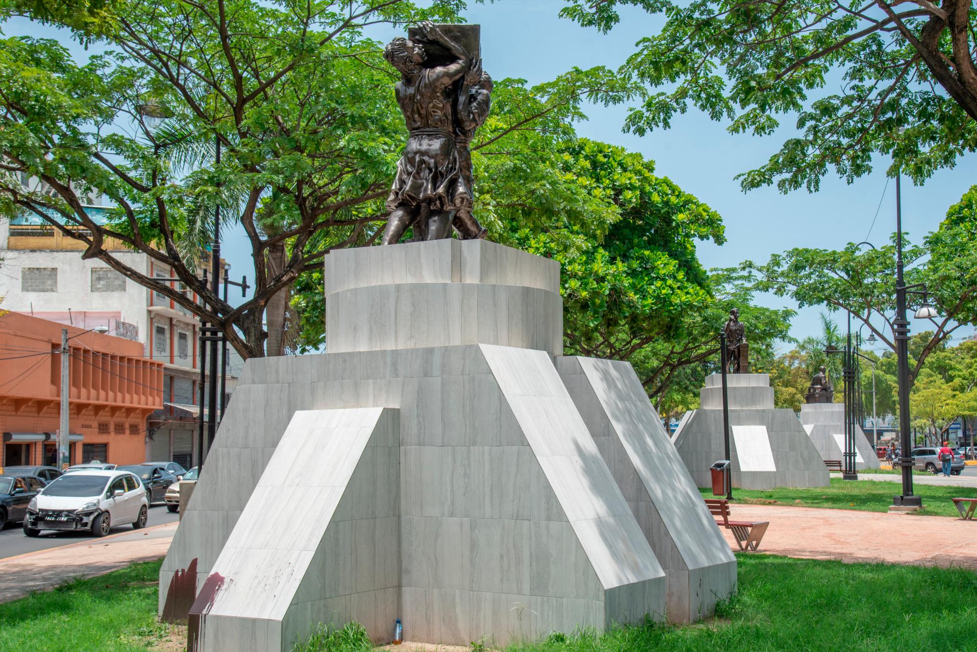 Los monumentos requieren de información parta que la gente conozca los personajes de los bustos.